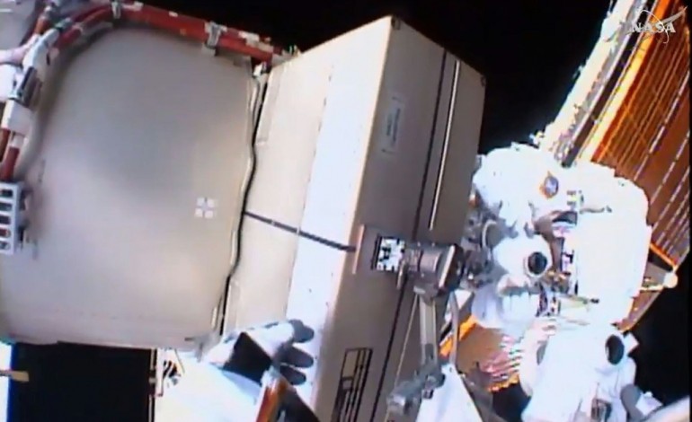 Washington (AFP). De l'eau dans le casque d'un astronaute écourte sa sortie orbitale