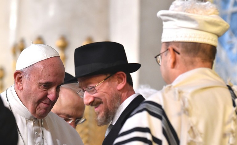 Rome (AFP). A la synagogue de Rome, le pape condamne la violence au nom de Dieu