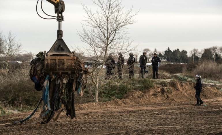 Calais (AFP). Calais: début dans le calme des travaux de défrichement dans la Jungle