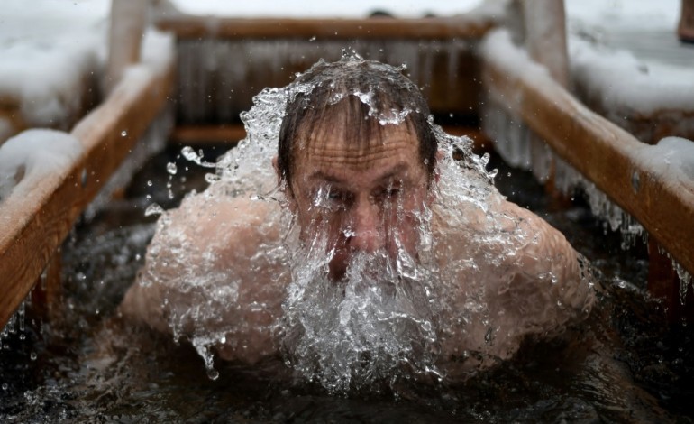 Moscou (AFP). Epiphanie orthodoxe: les Russes sautent dans l'eau glacée sous la neige pour se purifier