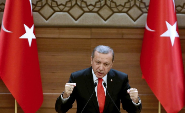 Ankara (AFP). Turquie: Erdogan dit aux intellectuels qu'ils paieront le prix de leur pétition pour la paix