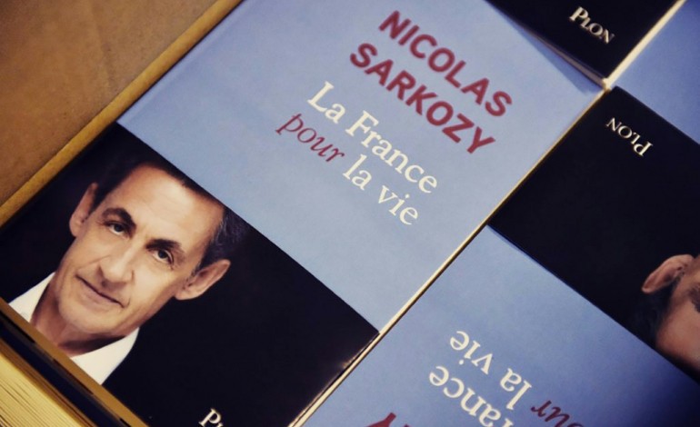 Paris (AFP). La France pour la vie à paraître lundi: Sarkozy y concède ses erreurs