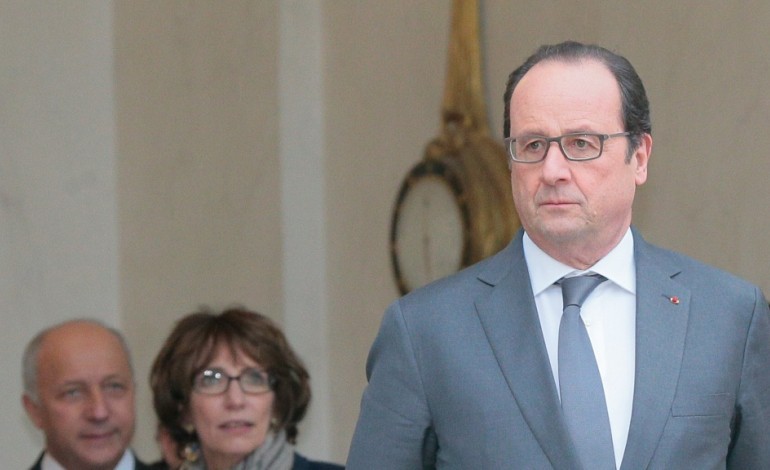 Paris (AFP). Hollande au PCF: l'état d'urgence va être prolongé de trois mois