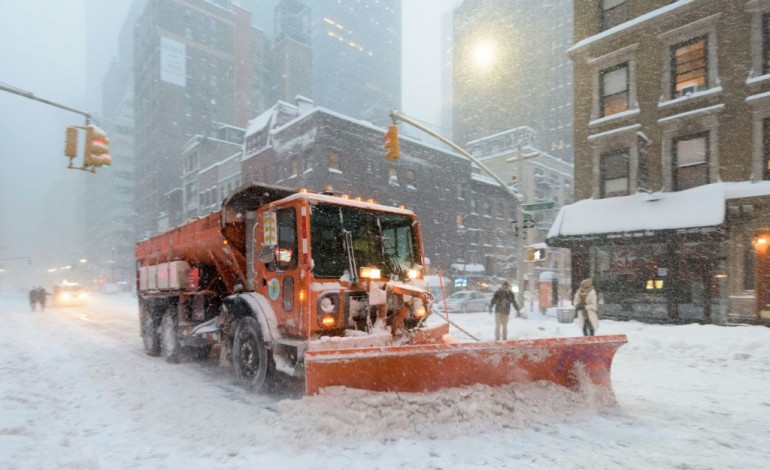 New York (AFP). USA: après une tempête de neige historique, le déblayage bat son plein