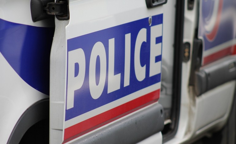 Un homme frappe un policier à coups de manche à balai à Cherbourg
