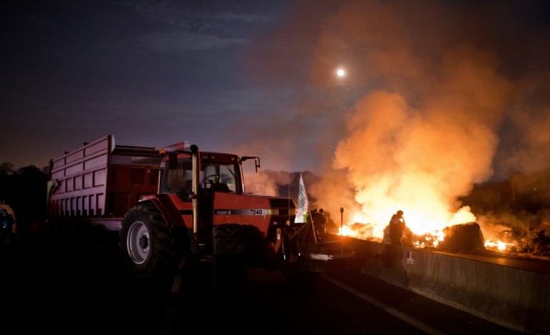 Rennes (AFP). La RN 165 Nantes-Brest bloquée par des agriculteurs dans le Morbihan