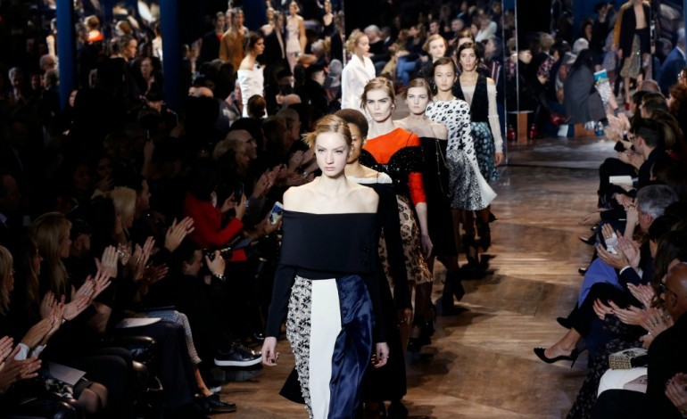 Paris (AFP). Premier défilé Dior post-Raf Simons, le nouveau réalisme de la couture