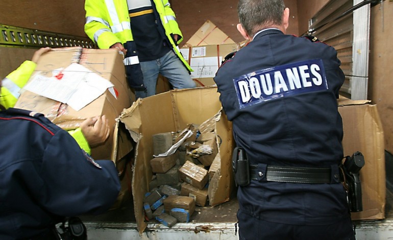 Paris (AFP). Cinq douaniers en garde à vue en lien avec une affaire de stupéfiants