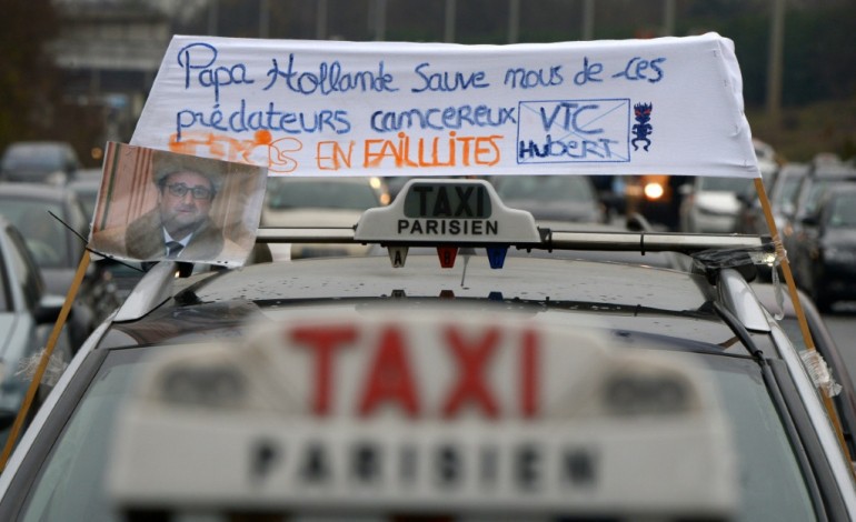 Paris (AFP). Des centaines de taxis manifestent dans  l'agglomération parisienne