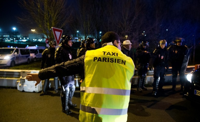 Paris (AFP). Manifestation de taxis en Ile-de-France: premiers incidents