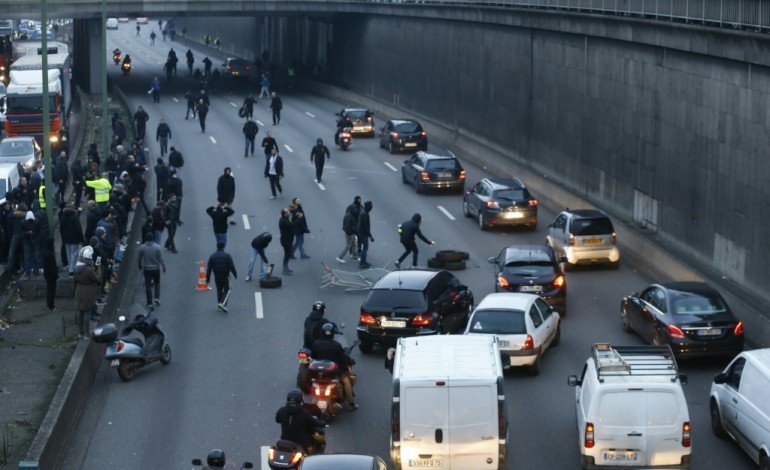 Paris (AFP). Journée de grèves tous azimuts, des incidents côté taxis