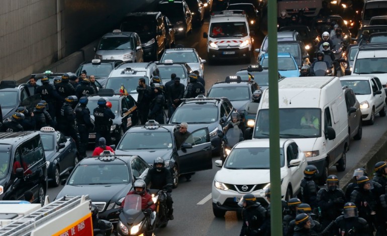 Paris (AFP). Manifestations de taxis en Ile-de-France: premiers incidents