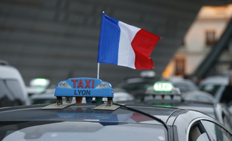 Paris (AFP). Taxis: une délégation reçue par Valls à 12H15