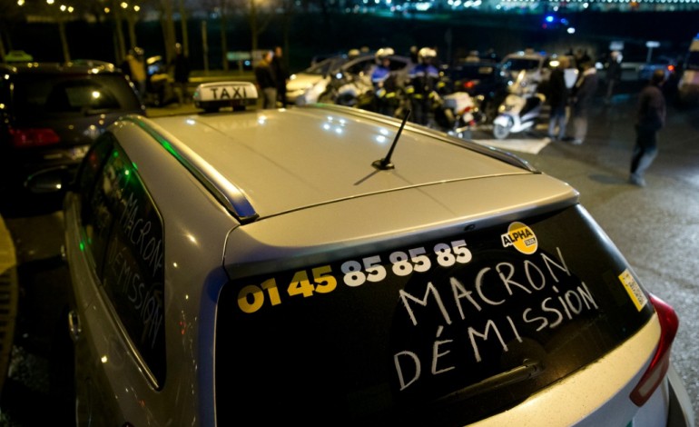 Paris (AFP). Les taxis mobilisés dans toute la France, Macron conspué