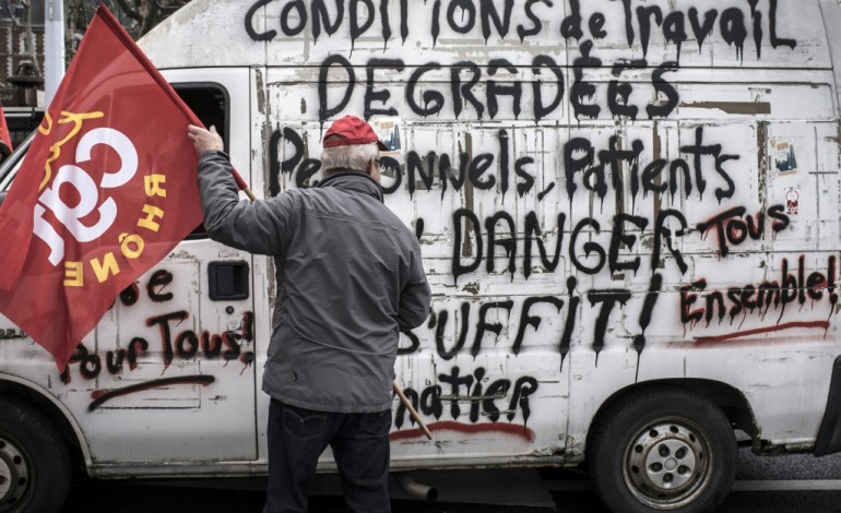 Paris (AFP). Emploi, salaires: des milliers de manifestants, quelques incidents côté taxis