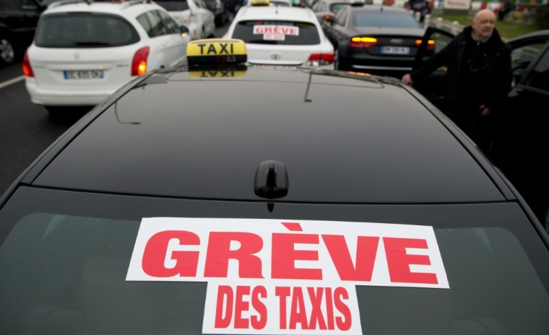 Paris (AFP). Manifestations de taxis en Ile-de-France: un blessé, 24 interpellations