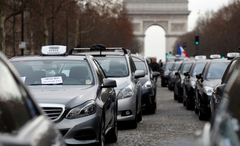 Paris (AFP). Grève des taxis: la mobilisation se poursuit, Valls nomme un médiateur