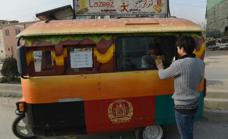 Kaboul (AFP). A Kaboul, les food trucks aguichent la classe moyenne à coups de hot-dogs