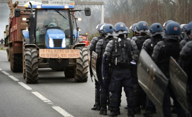 Rennes (AFP). Crise agricole: premier blocage routier par des agriculteurs dans l'Ouest