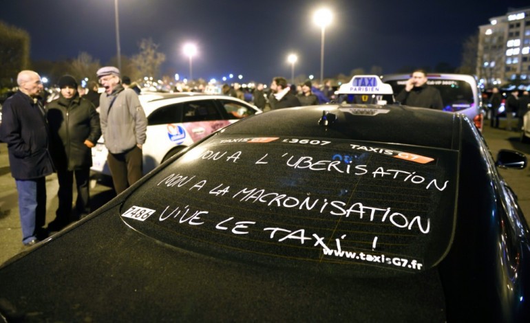 Paris (AFP). Quelque 780 taxis mobilisés dans le calme à Paris et sur les aéroports