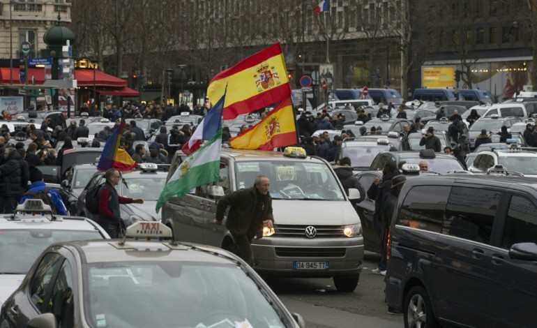 Paris (AFP). Les chauffeurs de taxi reconduisent leur mouvement 