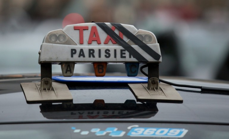 Paris (AFP). Poursuite du mouvement des taxis
