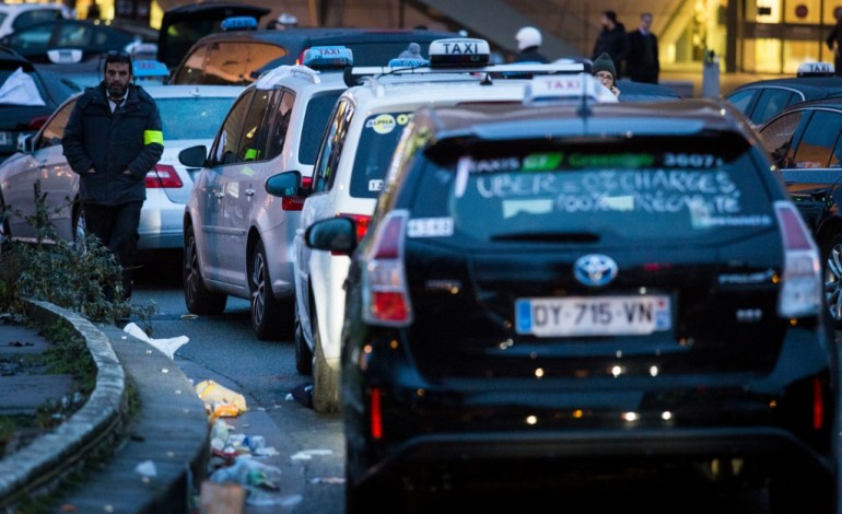 Marseille (AFP). Taxis: Macron suggère l'ouverture des plateformes VTC aux artisans taxis