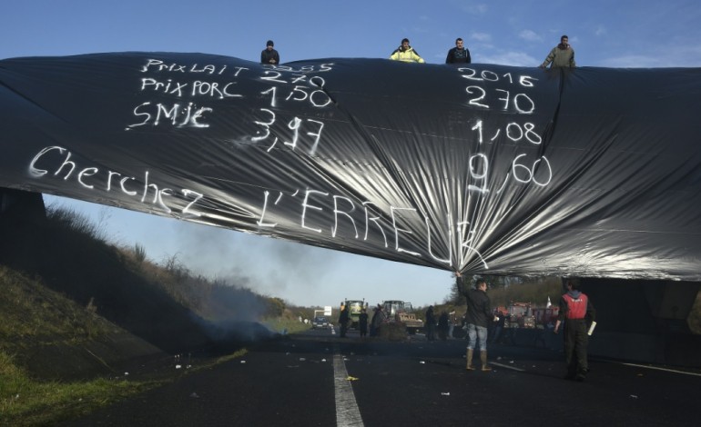 Rennes (AFP). Elevage: Des axes routiers toujours bloqués jeudi soir en Bretagne