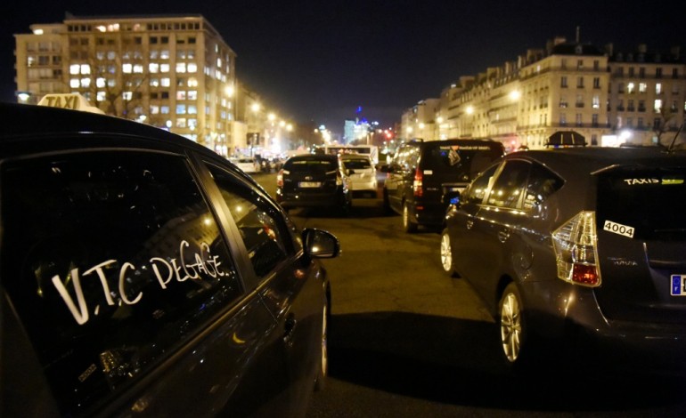 Paris (AFP). Taxis: vers un apaisement du conflit après des engagements de Valls