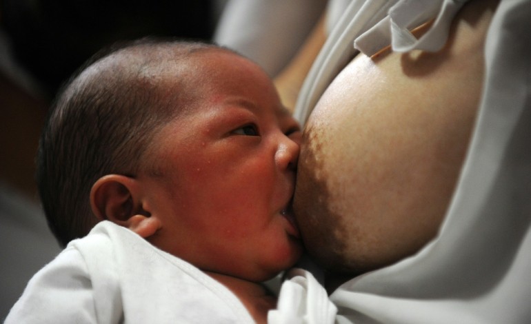 Paris (AFP). L'allaitement maternel, c'est bon pour les bébés, les mamans et l'économie
