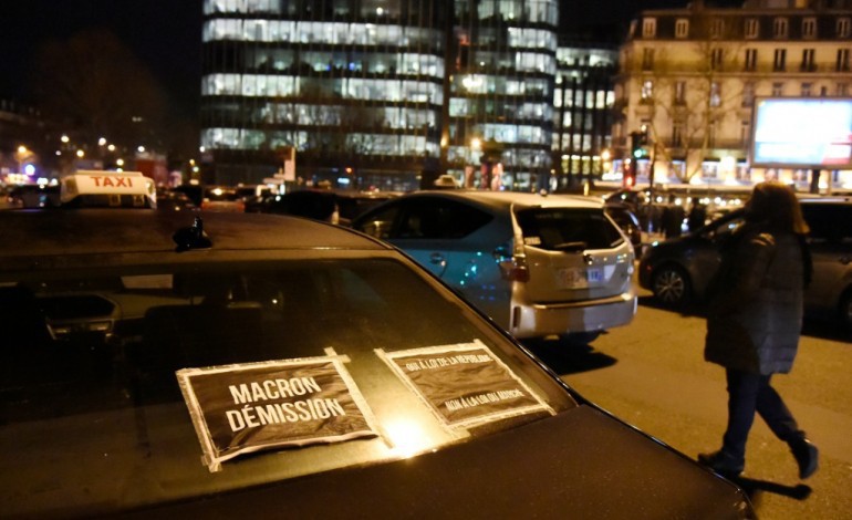 Paris (AFP). Taxis: une poignée d'irréductibles campe place Maillot, refusant les promesses