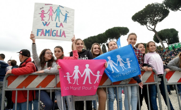Rome (AFP). Italie: des dizaines de milliers d'opposants aux unions civiles à Rome