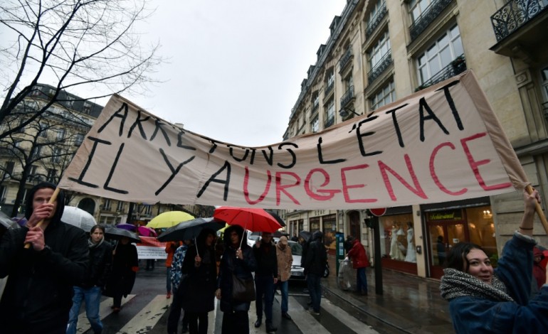 Paris (AFP). Etat d'urgence: 5.500 manifestants à Paris selon la police, 20.000 selon les organisateurs