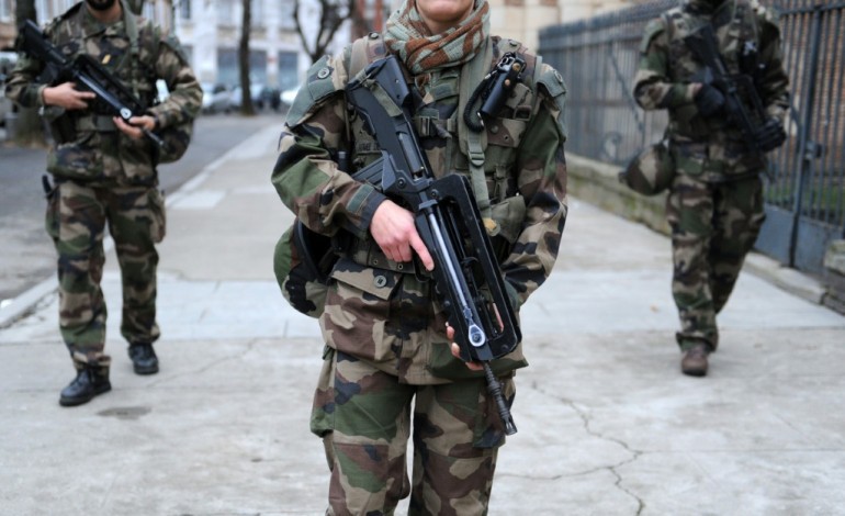 Paris (AFP). Attentats: Sentinelle sera maintenu à 10.000 hommes autant que nécessaire, annonce Le Drian