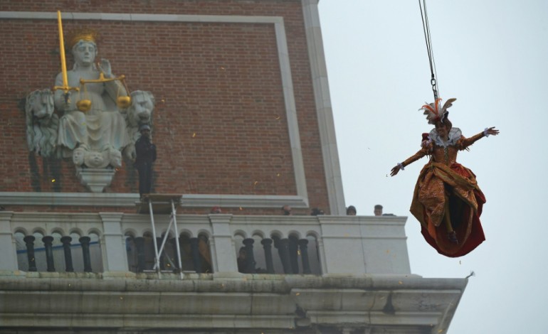 Venise (AFP). Lancement du carnaval de Venise avec le saut de l'ange à Saint-Marc