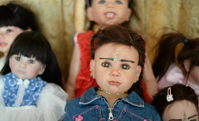 Nonthaburi (Thaïlande) (AFP). En Thaïlande, des poupées porte-bonheur créent le trouble