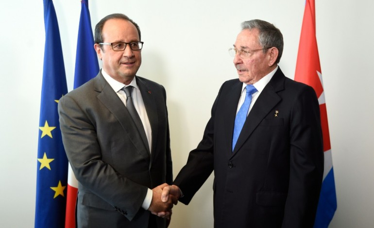 Paris (AFP). Cuba: Raul Castro débute sur les Champs Elysée sa visite en France