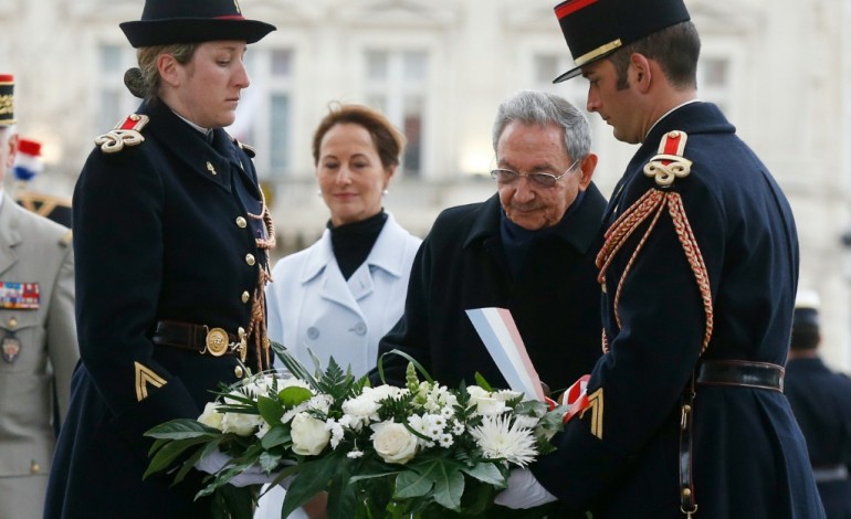 Paris (AFP). Cuba: le président Raul Castro accueilli avec les honneurs à Paris