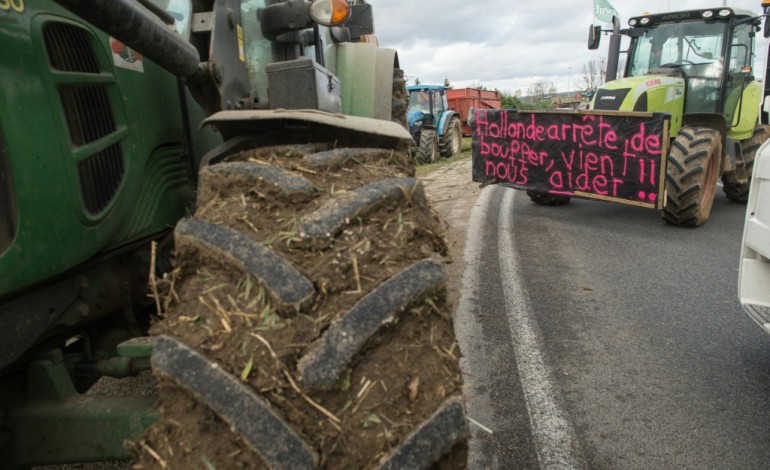 Chartres (AFP). Une soixantaine de tracteurs bloquent les accès de la préfecture et de la cité administrative à Chartres