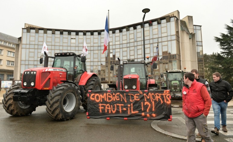 Boulogne-sur-Mer (AFP). Environ 500 tracteurs à Boulogne-sur-mer, du jamais vu, selon les agriculteurs