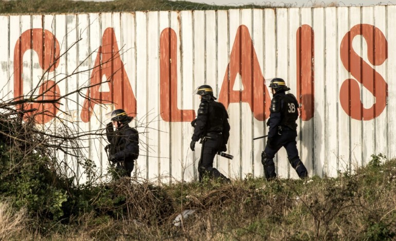 Paris (AFP). Migrants de Calais: les élus en quête de fermeté reçus par Cazeneuve et Urvoas 