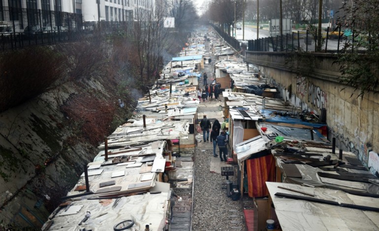 Paris (AFP). Un important camp de Roms évacué à Paris 