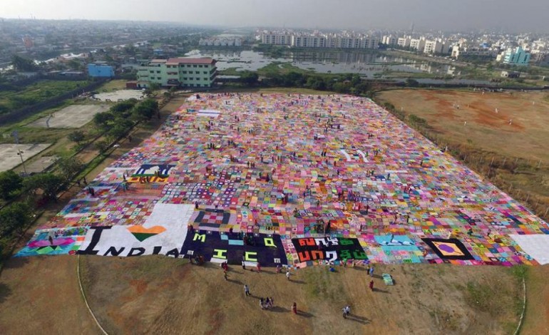 11 148 mètres-carrés de tricot: la couverture la plus grande au monde !