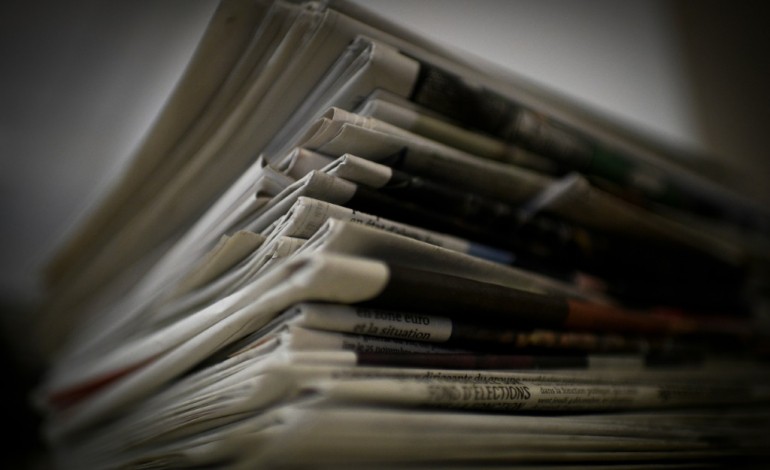 Paris (AFP). Presse: les quotidiens se battent pour compenser le déclin du papier