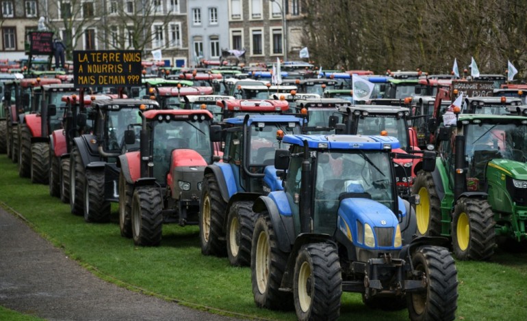 Paris (AFP). Les politiques entrent sur le terrain de la crise agricole
