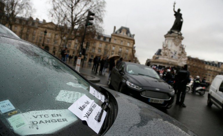 Paris (AFP). VTC: opération escargot à Roissy avant une manif à Nation