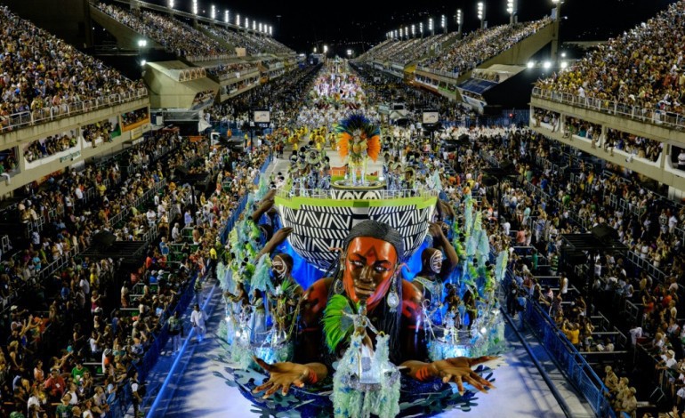 Rio de Janeiro (AFP). Brésil: coup d'envoi du Carnaval de Rio, la samba contre le Zika et la crise