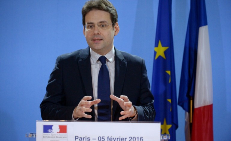 Paris (AFP). France: le déficit commercial se réduit encore en 2015 grâce à la chute du pétrole