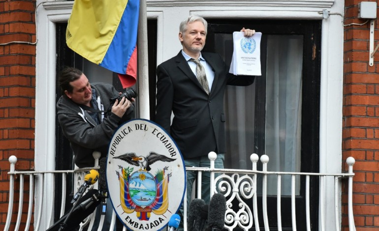Londres (AFP). Assange, ému, crie victoire au balcon de l'ambassade d?Équateur à Londres