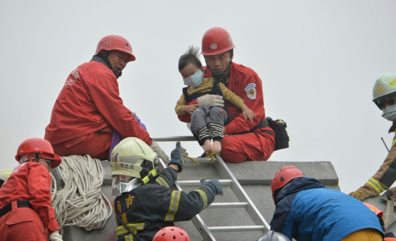 Taipei (AFP). Taïwan: 7 morts dans un puissant séisme, 30 personnes piégées dans des décombres